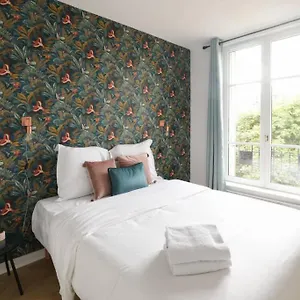 Desiree Charming At Gambetta Appartement